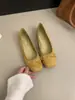 Zapatos bajos de punta cuadrada de un solo color, novedad otoño 2026 estilo brisa de noche francesa hada suave mocasines planos suaves retro de gamuza
