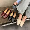 Sapatos Mocassins Simples de Couro Macio Estilo Britânico Bico Quadrado Raso Sapatos Baixos para o Trabalho Sapatos Preguiçosos Completamente em Couro para Mulheres