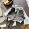 Conjunto de Colete de Outono para Meninos 2026 Novo Estilo Roupas de Primavera para Menininho Colete Listrado Cardigã Conjunto de Três Peças Moderno