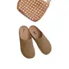 Mules fechadas retrô populares para mulheres, novos sapatos baixos slip-on de camurça estilo Birkenstock para uso externo