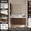 Conjunto de gabinete de baño estilo mediados de siglo de madera de nogal y aluminio de panal, incluyendo un lavabo de cerámica y tocador para el baño