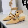 Sandalias de Punta Aguda Estilo Cuña 599-19 para Mujer, Diseño Clásico con Remaches, Correa de Hebilla de una Sola Línea, Puntera Cómoda y Zapatos con Talón Hueco