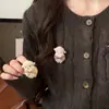 Lindo broche de cordero de peluche, diseño minimalista, de nicho y alta gama, moderno y exquisito, accesorio versátil para otoño e invierno, estilo de lujo ligero