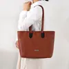 Bolsa de couro simples popular de grande capacidade para 2026, bolsa tote para turno da manhã, bolsa de ombro e transversal com logotipo personalizado