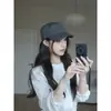 Nuevo Estilo 2026 Sombrero de Equitación de Raya Fina de Copa Plana, Elegante Gorra de Periodista, Sombrero de Sol Coreano de Moda, Versátil para Primavera y Verano