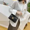 Bolso Cuadrado Pequeño de Moda con Bordado de Patrón de Diamantes Nuevo Producto 2026 Tendencia Japonesa y Coreana Bolso Cruzado para Mujer con Cadena y Etiqueta para Reventa
