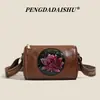 Bolsa Redonda Cilíndrica Flor de Lótus Embossada Retrô Bolsa de Mão Bolsa Transversal Grande Capacidade Fashion Versátil para o Dia a Dia Ombro Único Bolsa Feminina Estilo Couro Macio