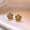 Aretes de Corazón de Flor con Diamantes Incrustados de Aguja de Plata, Aretes de Diseño Moderno y Exquisito, Lujo Accesible, Elegantes de Gama Alta, Aretes Versátiles para Mujeres