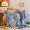 Atuendo diario escolar para niño pequeño: elegante y refrescante conjunto de dos piezas con sudadera de mezclilla raglán de color contrastante con cuello redondo para otoño