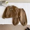 Nausicaä do Vale do Vento 2025 Inverno Nova Roupa Infantil Versão Coreana Conjunto de Moletom com Urso e Lã para Meninos Conjunto Espesso de Duas Peças