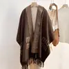 Bufanda nueva de otoño e invierno para mujer, doble cara de cachemira sintética, diseño de alta gama, cálida, versátil y con borlas