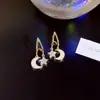 Aretes de Perlas Transfronterizos Nuevos de Moda para Mujer Lujo Ligero Moda de Alta Gama Aretes Versátiles para Mujer Aretes Elegantes Retro para Mujer al Por Mayor