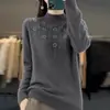 Nueva colección Otoño/Invierno 2026: suéter de punto para mujer de manga larga, cuello semi-alto, con adornos florales de pedrería y un diseño holgado y elegante