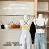 Lingerie feminina sem costura estilo francês com estampa de leopardo, apresentando alças finas, decote de um ombro, sutiã embutido e design sem costas.