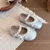 Sapatos de couro para meninas, nova coleção verão e outono 2026, sapatos estilo princesa com pérolas, sapatos macios da moda com laço para meninas pequenas