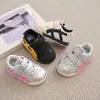 Tenis Suaves para Niñas 2025 Otoño Nuevos Zapatos de Bebé Transpirables de Cuero para Niños y Niñas Zapatos Casuales de Tabla para Niños
