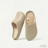 Novas pantufas de couro texturizado, antiderrapantes, impermeáveis e forradas com fleece para mulheres, para o outono e inverno de 2026, adequadas para uso interno no outono e inverno, e projetadas para casais se manterem aquecidos