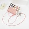 Bolso portátil coreano para mujer 2023 Bolso para mujer de Guangzhou a cuadros de un solo hombro cruzado pequeño de comercio exterior al por mayor de fábrica en stock
