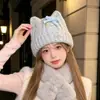 Gorro de punto estilo coreano con lana, diseñado para mantener abrigadas a las mujeres y hacer que sus rostros parezcan más pequeños, con un lazo floral y adecuado para cabezas de mayor tamaño