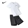 Conjunto casual deportivo de dos piezas para hombre, nuevo estilo de verano, camiseta de cuello redondo de seda helada de secado rápido y pantalones cortos de manga corta para carreras matutinas, atuendo moderno para hombre