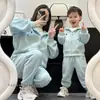 Colección Otoño 2026: Nuevos atuendos casuales para niños, incluyendo sudaderas con capucha para niños y niñas, y ropa elegante para niñas.
