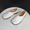 Sapatos casuais de couro estilo coreano com bico dividido versáteis de salto grosso, novos mocassins confortáveis de bico dividido para o outono de 2026