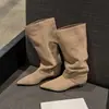 Botas altas plissadas estilosas estilo britânico de 3,5 cm, nova coleção outono/inverno 2026, bico fino, salto grosso, botas longas de calçar fácil para mulheres