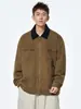 Chaqueta Retro Detroit, ropa de trabajo de estilo americano de corte limpio, colección de otoño para hombre, con un cuello elegante y un acabado de mezclilla azul lavado de alta gama.