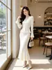 Conjunto de punto elegante estilo francés Nanyou con cintura ajustada, top con volantes y falda de sirena, un atuendo de dos piezas