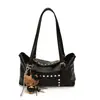 Bolso tote de remaches negros transfronterizo, nueva colección 2026, bolso de hombro de alta gama y ligero, diseño único, y un bolso de axila imprescindible