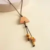Collar retro europeo y americano de cordón de cuero, madera, acrílico, concha de caracola y pez pequeño - una cadena para la clavícula única y elegante para ventas transfronterizas