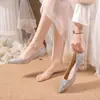 Sapatos Brancos de Casamento com Garça de Almofada Salto Baixo Boca Rasa Dama de Honra Toque de Alto Padrão Novos Sapatos de Noiva Casamento Xiuhe Casamento Duas Formas Princesa Banquete