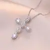 Colar Feminino Colorido Zircônia Joias Design de Nicho Pingente Cruz Completo em Diamante Colar Corrente de Clavícula em Aço Inoxidável