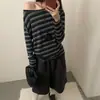 Fotos reais de 26 roupas femininas de outono de Dongdaemun, Coreia do Sul: top de manga longa listrado, com tecido escovado, ombro a ombro e caimento solto e relaxado