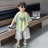 Conjunto Casual de Verão para Meninos 2026 Novo Estilo Body de Manga Curta e Shorts Conjunto de Duas Peças Moda Coreana Tendência e Estiloso