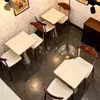 Mesas e Cadeiras Brancas Estilo Francês para Bar, Mesa Redonda Pequena de Aço Inoxidável Estilo Industrial, Cadeiras Estofadas Macias Estilo Europeu Comercial, Mesa de Centro Simples