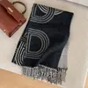 2026 Nuevo Estilo Chal con Letras Bufanda de Mezcla de Lana de Alta Calidad Doble Cara Falso Cachemir Clásico Más Vendido Calentador de Cuello con Borlas