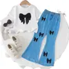 Conjunto infantil exclusivo transfronterizo de INS: Camiseta de manga corta con pajarita + pantalones acampanados azules, elegante y a la moda, directamente de la fábrica original