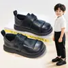 Zapatos negros de cuero para niño 2026 modelo nuevo primavera y otoño zapatos de estudiante estilo británico para actuación zapatos de suela blanda para niño