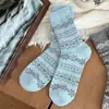 Calcetines de otoño e invierno ins estilo retro lana serie Fair Isle gris-azul hasta la pantorrilla para mujer geométricos copo de nieve engrosados cálidos de felpa