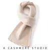 Sencillo y versátil, este bufanda tejida 100% cachemira pura está diseñado tanto para hombres como para mujeres.. Es un accesorio cálido, elegante y fácil de combinar para mantenerte abrigado en el clima frío.