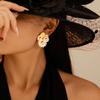 Europa y Estados Unidos Estilo INS pendientes de crisantemo pendientes pequeños de margarita de acero de titanio y oro de 18k pendientes de temperamento vintage para mujer venta al por mayor
