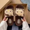 Nuevas Pantuflas Peludas con Estampado de Leopardo de Felpa para Mujer Lindas de Otoño e Invierno para el Hogar Interiores Antideslizantes de Algodón para Mujer Venta al por Mayor en Supermercados
