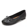Zapatos planos de una sola suela con punta dividida de pezuña de cerdo no cansados para los pies cómodos antideslizantes de boca poco profunda para ir al trabajo con lazo Mary Jane para mujer 6612-8