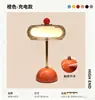 Lámpara de mesa estilo crema para dormitorio principal, de alta gama 2026 nueva luz nocturna ambiental recargable rosa retro para niños