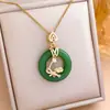 Colar com Pingente Ruyi e Paz, Colar de Imitação de Jade com Padrão de Nuvem de Luxo Leve, Acessório Feminino com Design de Nicho e Toque de Luxo, Corrente para Clavícula