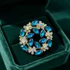 Elegante broche redondo de cristal con forma de hoja, alfiler de aleación con pedrería, adecuado para trajes, abrigos y vestidos formales, un accesorio lujoso