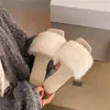 2026 Inverno Nicho Novo Bico Quadrado Bico Aberto Peludo Uma Tira Rasteirinha Chinelos Femininos Roupa de Casa Chinelos Rasteiros para Uso Externo
