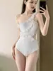 Traje de baño de una pieza blanco de un hombro con volantes, estiliza la figura, estilo puro y seductor, adecuado para vacaciones y aguas termales, para mujeres con poco busto, recoge el busto y cubre el abdomen