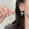 Elegante Temperamento Francés, Lujo Ligero y Gama Alta Pendientes de Cola de Pez de Color Contrastante para Mujer, Moda Versátil Diseño Joyería de Oreja Nicho